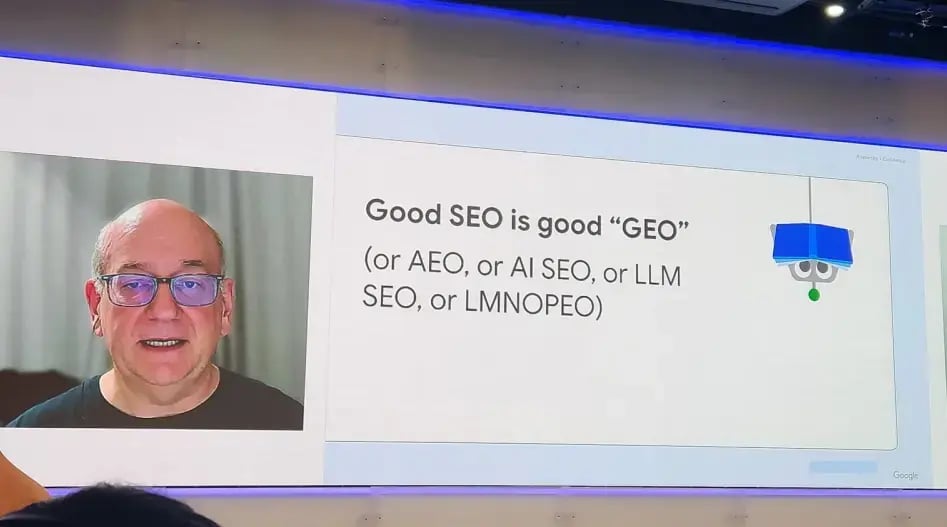 Imagem de um slide de fundo branco e borda azul onde é possível ver a foto do analista sênior do Google John Mueller e a frase "Good SEO is good 'GEO' (or AEO, or AI SEO, or LLM SEO, or LMNOPEO)" (Imagem: Luis Bonaldo/i-Cherry)
