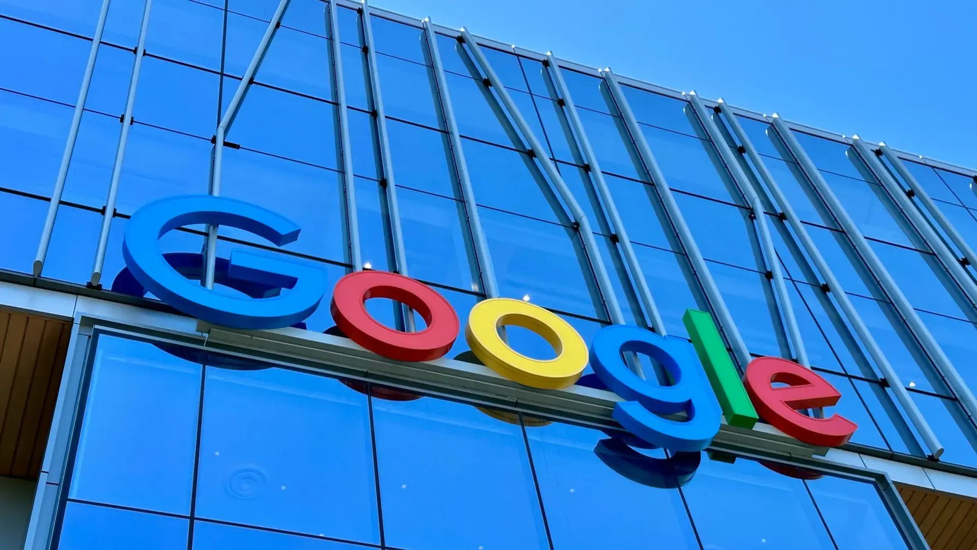 Prédio com logo do Google na fachada (Fonte: Adarsh Chauhan/Unsplash)
